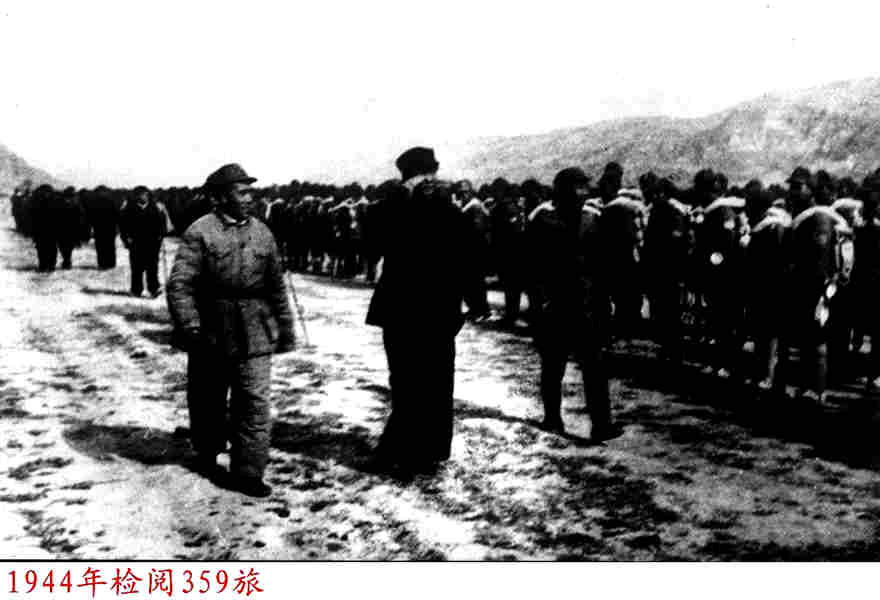 1944年11月1日毛主席在延安机场检阅即将奔赴前线的359旅